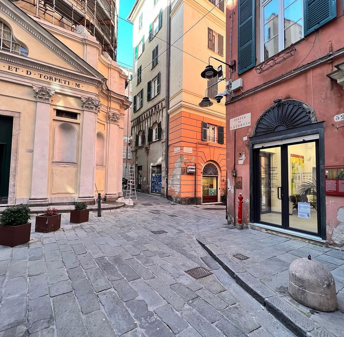 Ingresso dello Studio San Giorgio in Piazza San Giorgio, Genova